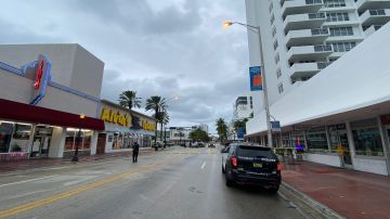 La policía mantuvo cerrada la calle, una de las más transitadas de Miami Beach, durante varias horas.