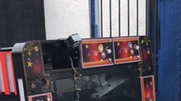 Autoridades desarticularon un casino ilegal en Long Beach, donde decomisaron máquinas de juegos y detuvieron a 11 personas.