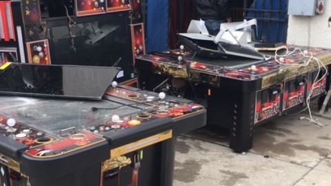Autoridades desarticularon un casino ilegal en Long Beach, donde decomisaron máquinas de juegos y detuvieron a 11 personas.