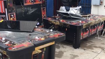 Autoridades desarticularon un casino ilegal en Long Beach, donde decomisaron máquinas de juegos y detuvieron a 11 personas.