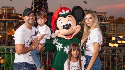 Luis Fonsi y su familia celebrando en Disney World