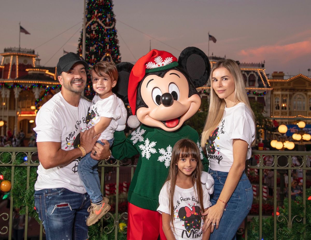 Luis Fonsi y su familia celebrando en Disney World