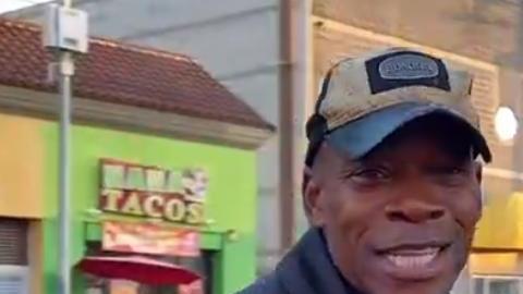 'Mango' (izquierda) ayuda a los bomberos a atender a los desamparados de Skid Row, donde él también duerme.