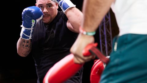 Andy Ruiz sufre al inicio de la pelea.