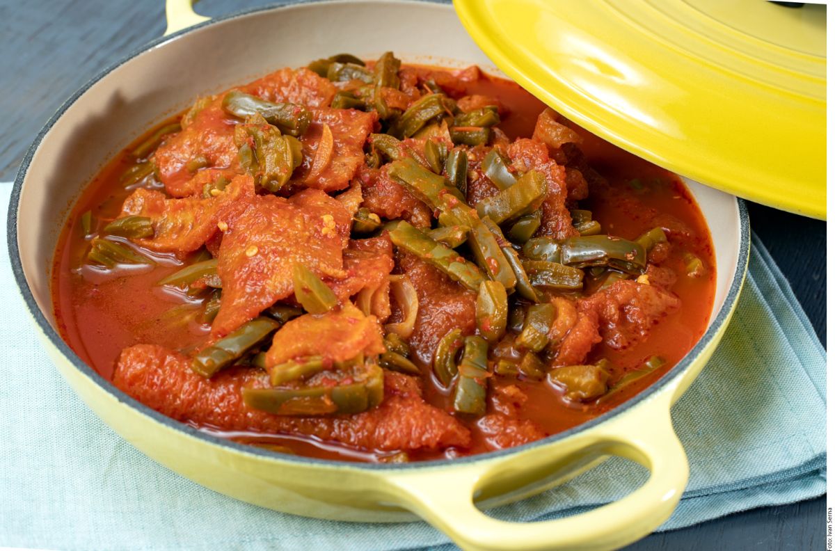 Preparar chicharrón en salsa de chile morita es una de las recetas más sencillas y deliciosas de la cocina mexicana. ¡En 10 minutos estará listo!