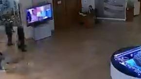 Se ve cómo la vitrina se despega de la base.