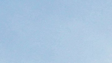 Miembros de la asociación Familias Unidas por Nuestros desaparecidos Jalisco preparan una pancarta con retratos de personas desaparecidas en Guadalajara.