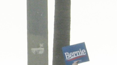 Bernie Sanders aparece con miles de seguidores el sábado 21 de diciembre en LA. (Agustín Durán)