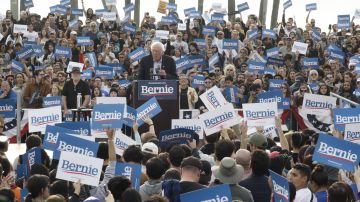Bernie Sanders aparece con miles de seguidores el sábado 21 de diciembre en LA. (Agustín Durán)
