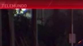 El auto de color rojo quiso efectuar un giro pero no se percató de la presencia de la motocicleta