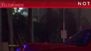 El auto de color rojo quiso efectuar un giro pero no se percató de la presencia de la motocicleta