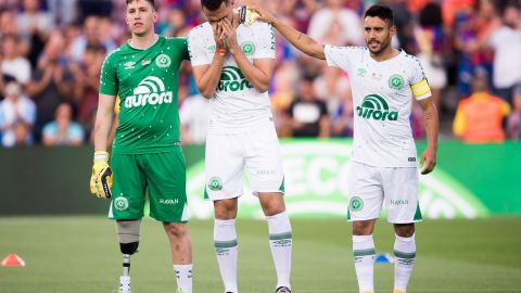 Los sobrevivientes del accidente del Chapecoense , Neto en medio.