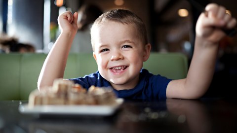 Niño comida feliz-canva
