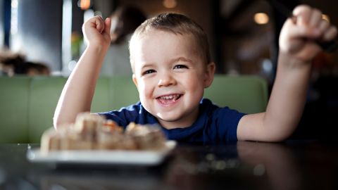 Niño comida feliz-canva