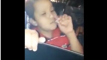 Niño fumando marihuana.