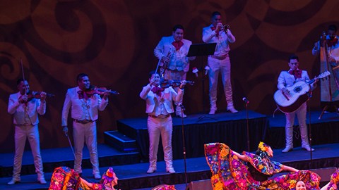 En 'Nochebuena: Christmas Eve in México', el mariachi y el ballet folclórico tienen la misma importancia sobre el escenario. Foto: Cortesía
