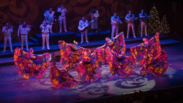 En 'Nochebuena: Christmas Eve in México', el mariachi y el ballet folclórico tienen la misma importancia sobre el escenario. Foto: Cortesía