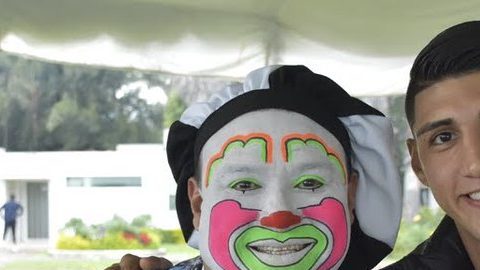 El payaso fue invitado por Alan Pulido.