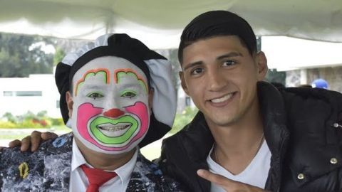 El payaso fue invitado por Alan Pulido.