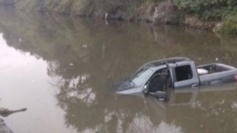 Narcos atacan a soldados mexicanos y terminan con troca hundida en río y arsenal decomisado