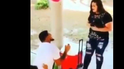 Hubo alguien quien le quitó lo romántico al momento.