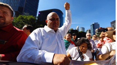 Julián LeBarón en la marcha AntiAMLO.