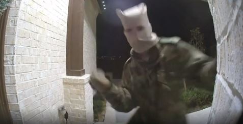 Una cámara de vigilancia captó a uno de los sospechosos en acción.