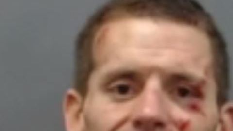 El prisionero logró salir de la cárcel por una zona de la corte .