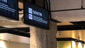 Los extranjeros tendrán que posar para una foto en los cruces fronterizos.