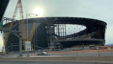 Avanza la construcción del nuevo estadio de los Raiders en Las Vegas. (Jesús Del Toro / La Opinión de la Bahía)