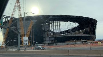 Avanza la construcción del nuevo estadio de los Raiders en Las Vegas. (Jesús Del Toro / La Opinión de la Bahía)