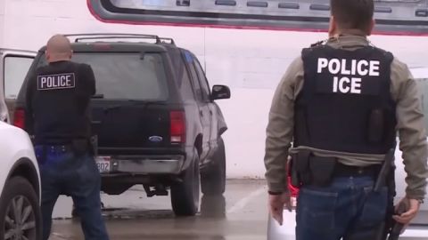 Los agentes arrestaron al joven cuando viajaba de Colorado a Chicago.