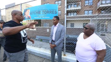 Torres conversando con vecinos en 2018