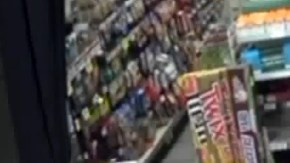 Cámara de vigilancia captó a los ladrones en un 7-Eleven en el Valle de San Fernando.