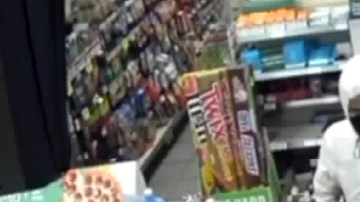 Cámara de vigilancia captó a los ladrones en un 7-Eleven en el Valle de San Fernando.