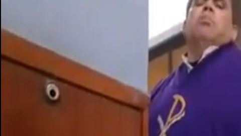 El sacerdote retó a varias mujeres que le reclamaron su actitud.