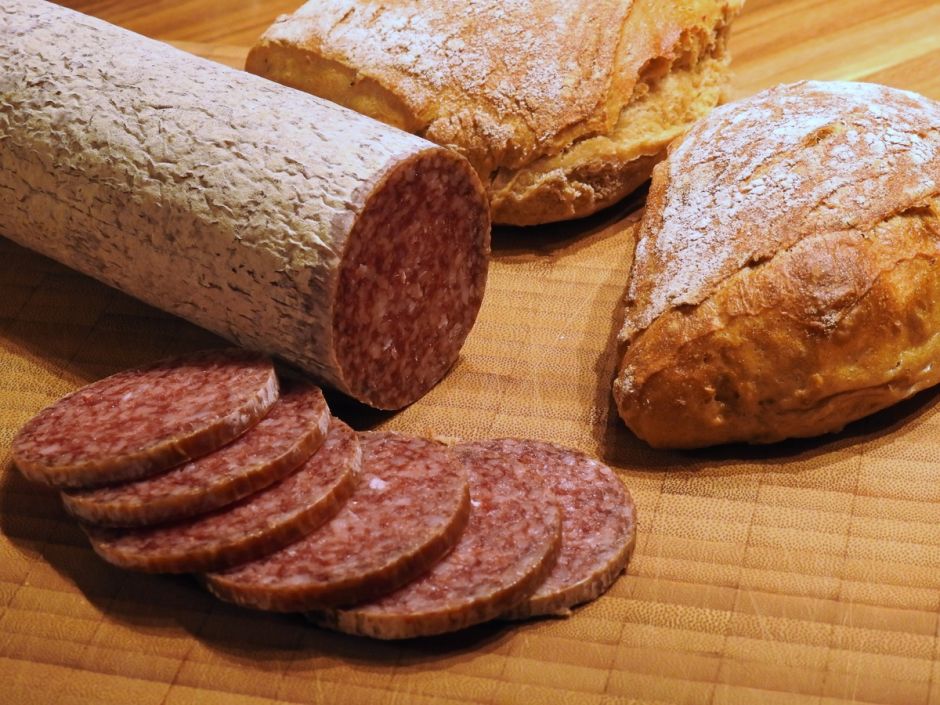What is the difference between salami and pepperoni?