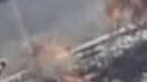 El hombre recogiendo el sobre con el dinero.