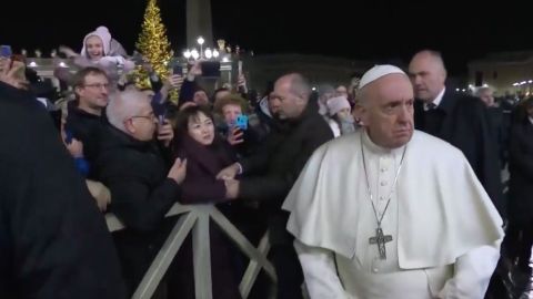 El papa Francisco enfadado después del encuentro con la mujer.