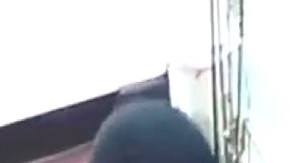 La policía vieron las imágenes de la cámara de seguridad y vieron que la víctima, a la izquierda, llevaba cadenas en el cuello y en las manos.