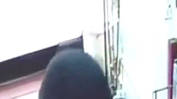 La policía vieron las imágenes de la cámara de seguridad y vieron que la víctima, a la izquierda, llevaba cadenas en el cuello y en las manos.