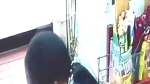 La policía vieron las imágenes de la cámara de seguridad y vieron que la víctima, a la izquierda, llevaba cadenas en el cuello y en las manos.