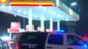 Oficiales buscan al sospechoso.