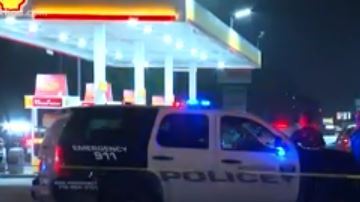 Oficiales buscan al sospechoso.