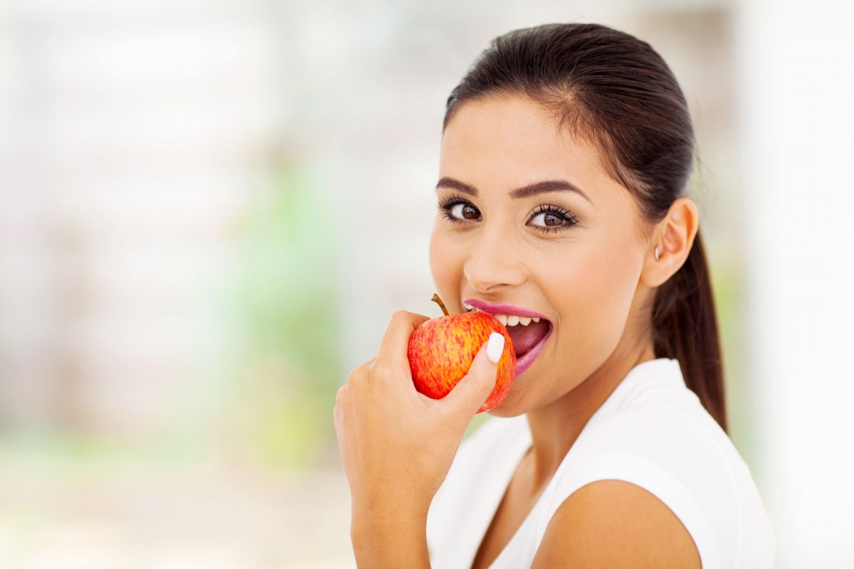 7 Beneficios De Comer Una Manzana Al Día - La Opinión