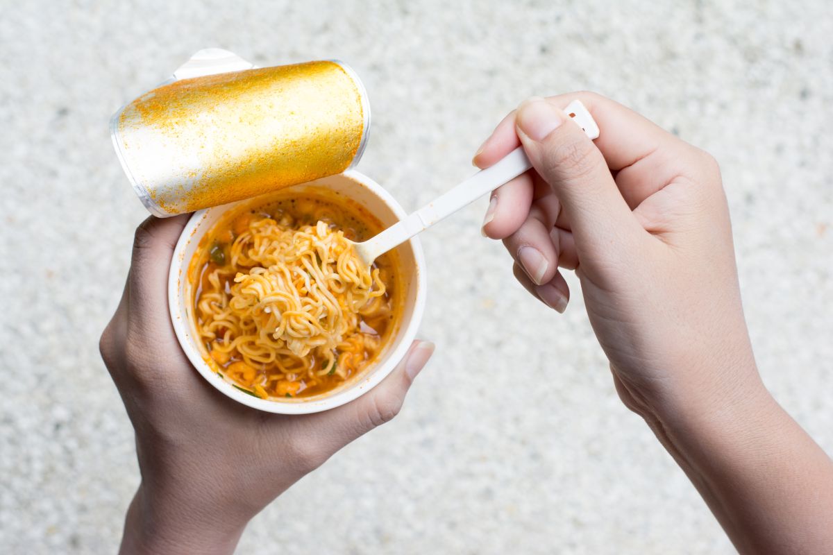 Qué sucede en tu cuerpo cuando comes sopa instantánea de vaso… y que no es nada positivo