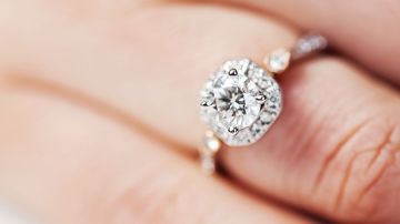 Foto ilustrativa de un anillo de diamantes.