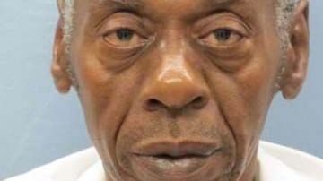 Willie Simmons tiene 62 años.