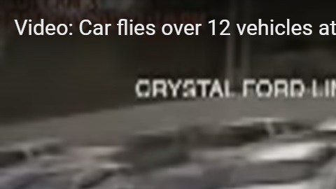 Una cámara capta a un vehículo volando sobre 139 autos