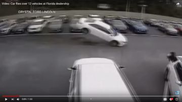 Una cámara capta a un vehículo volando sobre 139 autos